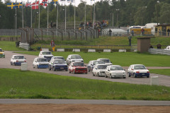 Årets femte deltävling i SSK-serien med norska klasser samt sportvagnsserien i Falkenberg

Fredag regn och elände. Lördag kallt blåsigt molnigt men uppehåll. Söndag solglimtar och uppehåll.

Många avåkningar i första chikanen, mycket sandsanering, lugnare på söndagen.