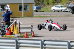 SSK-Premiär på Kinnekulle Ring. Soligt med kall vind.