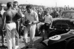 Det här är en syn man inte ser idag! F1-världsmästaren Jack Brabham håller på att byta drevning i växellådan!