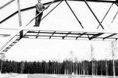 Ingvar Kanvik spanar ut från den nya bron som skall leda publiken till innerplan.