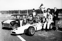 Picko Troberg hade sitt bästa år i karriären 1965. Här firar han dubbelsegern med teamet i Karlskoga.