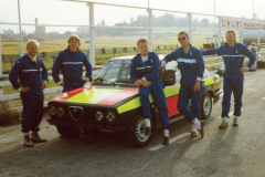 Team Ruggine från Billingsfors var första banracingteamet på över 10 år från Bengtsfors MotorClub. Bilden är från premiärtävlingen i augusti 1990. Från vänster: Sven-Erik "Sparven" Larsson, Bengt-Åce Gustavsson, Michael "Bintje" Karlsson, Per och Mikael Eriksson.