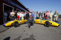 Picko Troberg poserar glatt framför två gamla Formula Juniorbilar som han själv har kört plus alla förarna som körde i klassen under helgen.