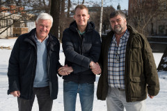 Richard Göransson övertar verksamheten på Gelleråsbanan och tackas här av Lennart Bohlin och Mike Luff som har drivit banan de senaste 25 åren.